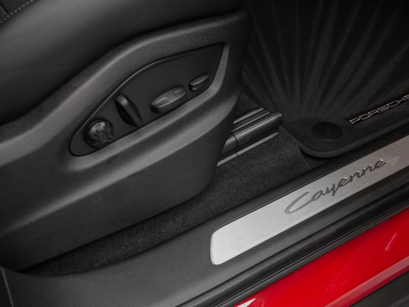 Used 2024 Porsche Cayenne Coupe image 21