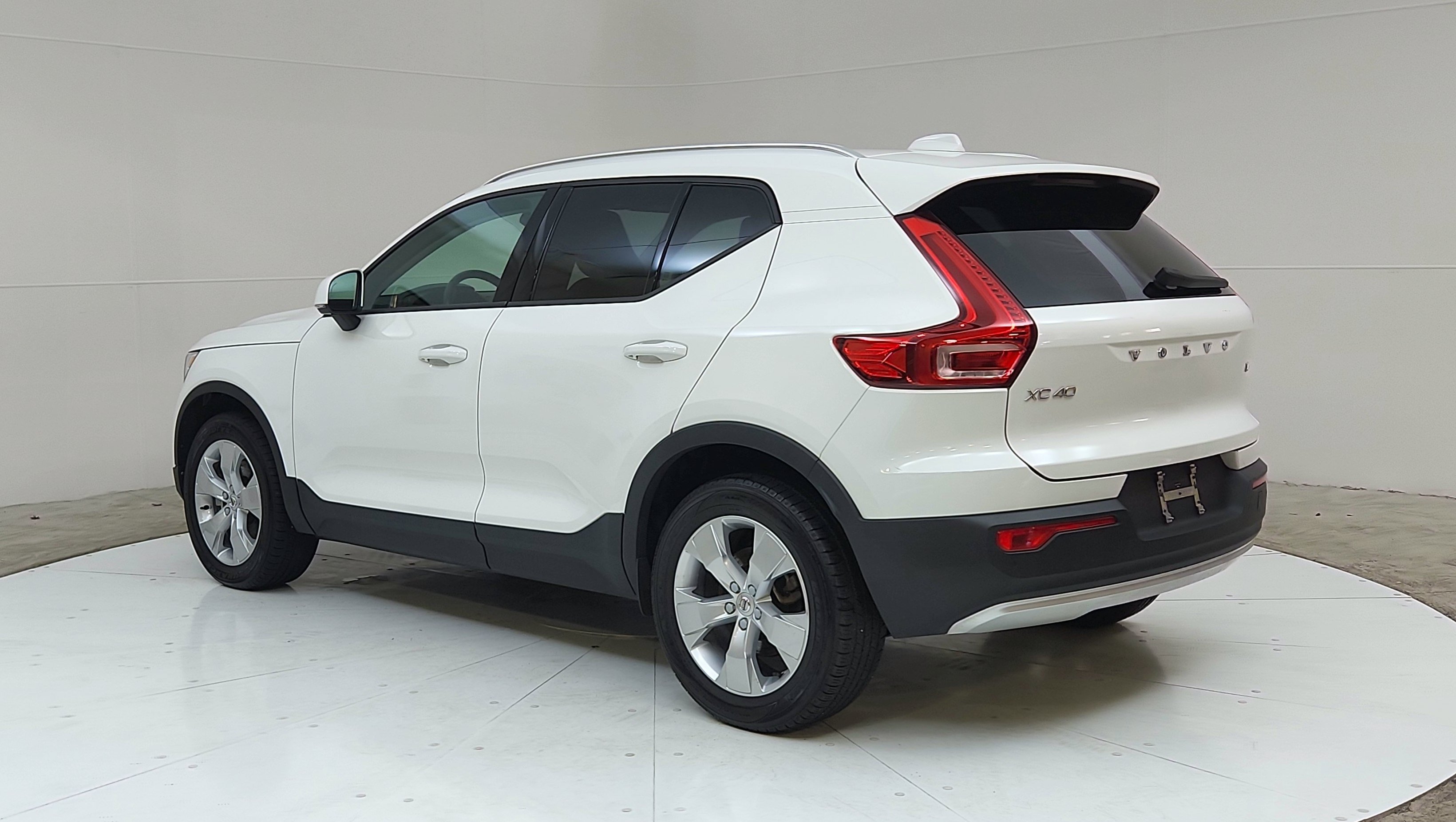Used 2020 Volvo XC40 T4 Momentum FWD image 5