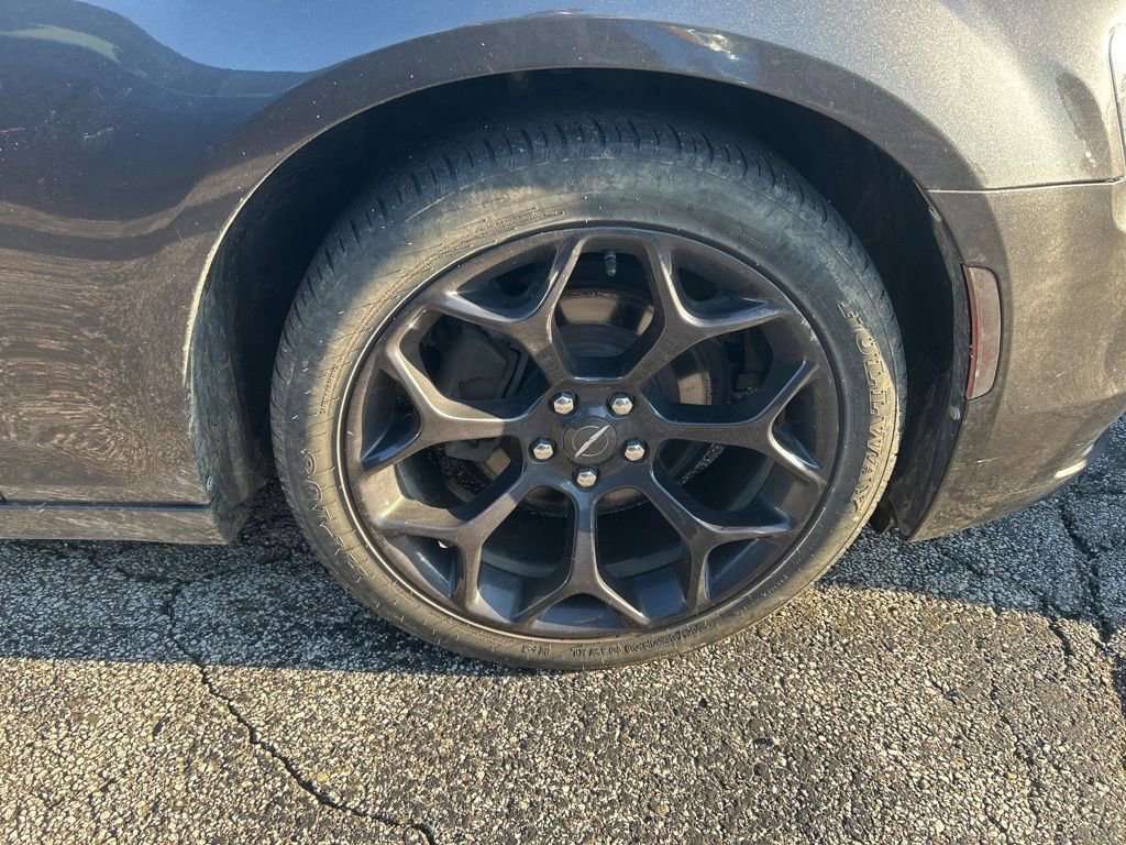Used 2019 Chrysler 300 Touring w/ Sport Appearance Package image 8