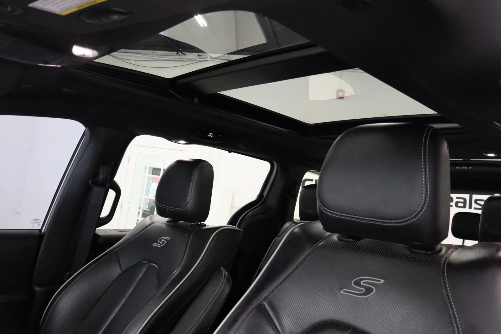 Used 2019 Chrysler Pacifica Limited w/ Advanced Safetytec Group FWD image 40