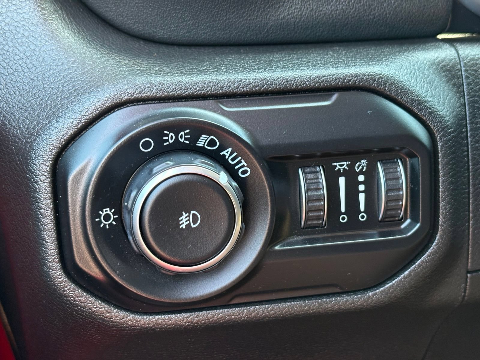 Used 2019 Jeep Wrangler Unlimited Sahara AWD/4WD image 18
