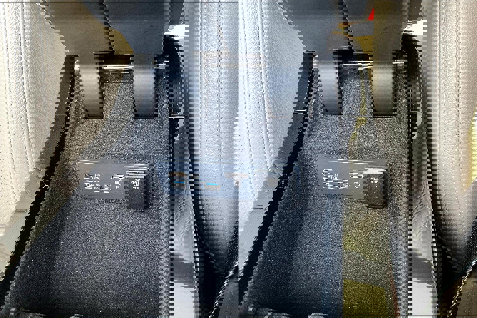 Used 2018 Land Rover Range Rover Velar S image 16