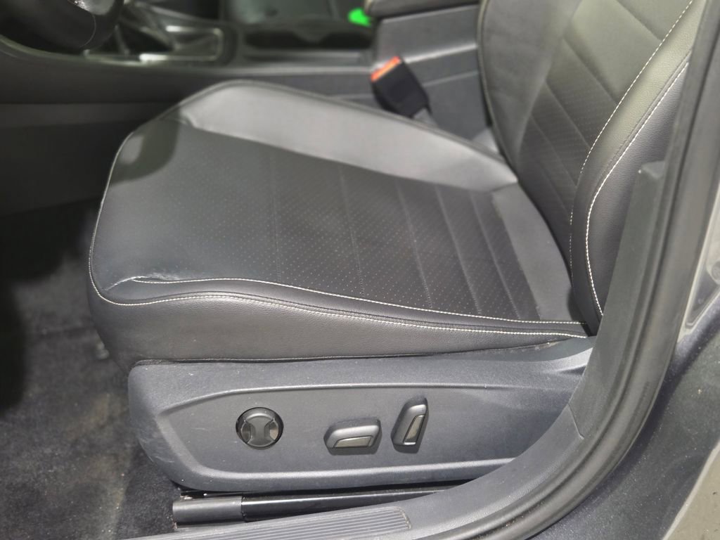 Used 2023 Volkswagen Jetta SE w/ Panoramic Sunroof Package image 25