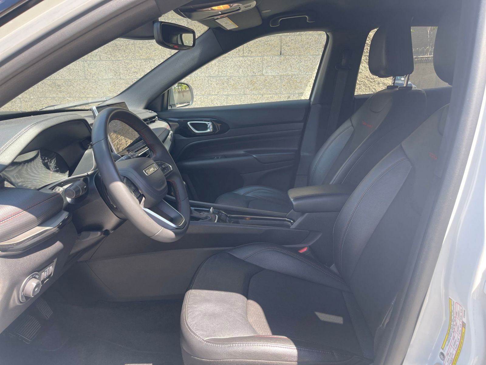 Used 2025 Jeep Compass Trailhawk image 25