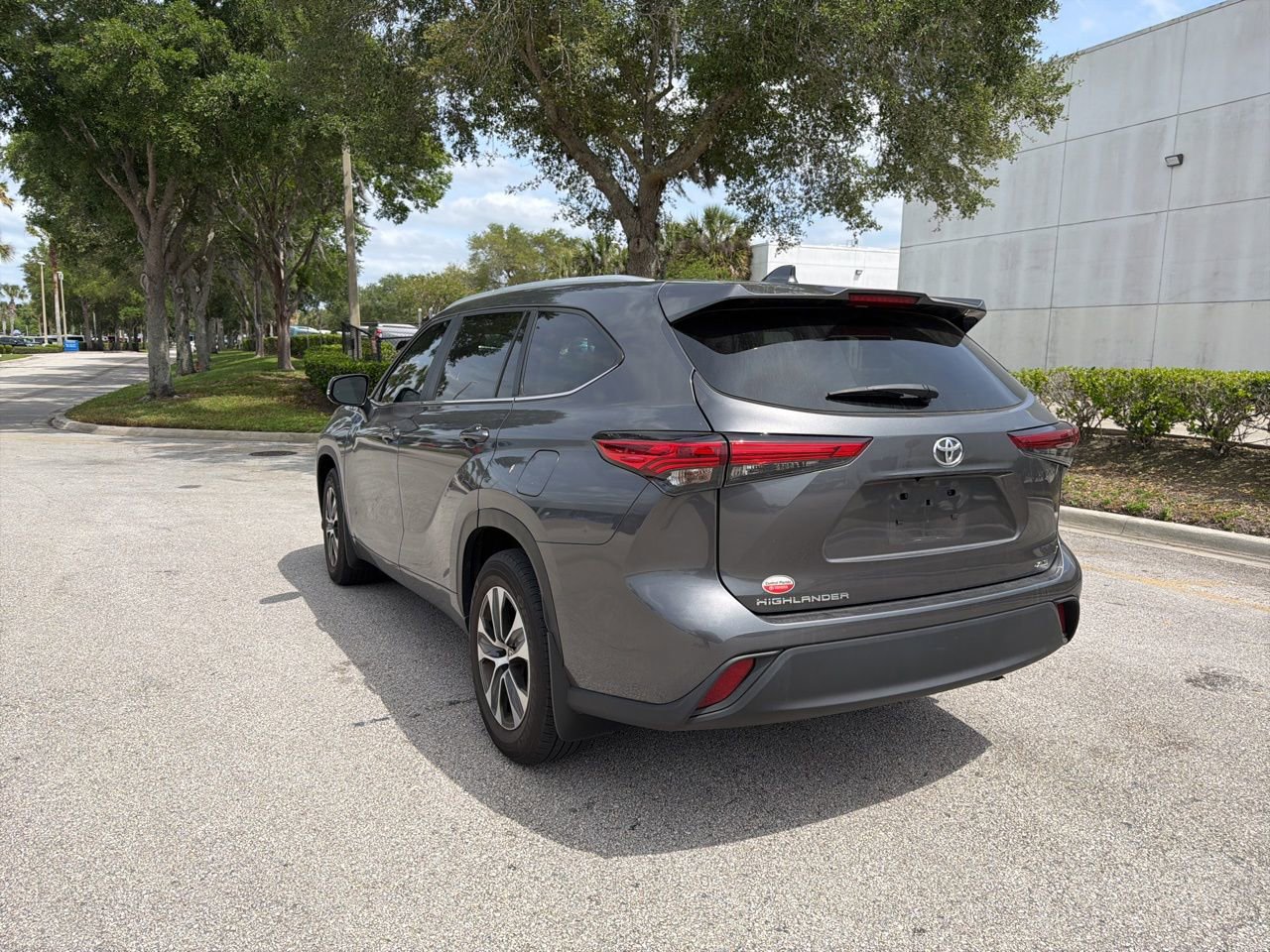 Used 2023 Toyota Highlander XLE FWD image 3