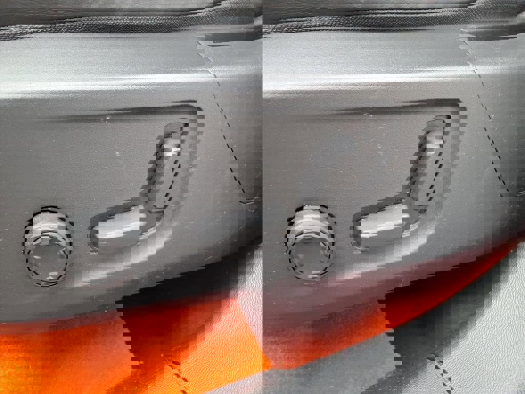 Used 2020 Volvo XC40 T4 R-Design w/ Protection Package Premier image 18