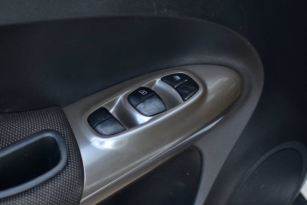Used 2014 Nissan Juke S FWD image 13