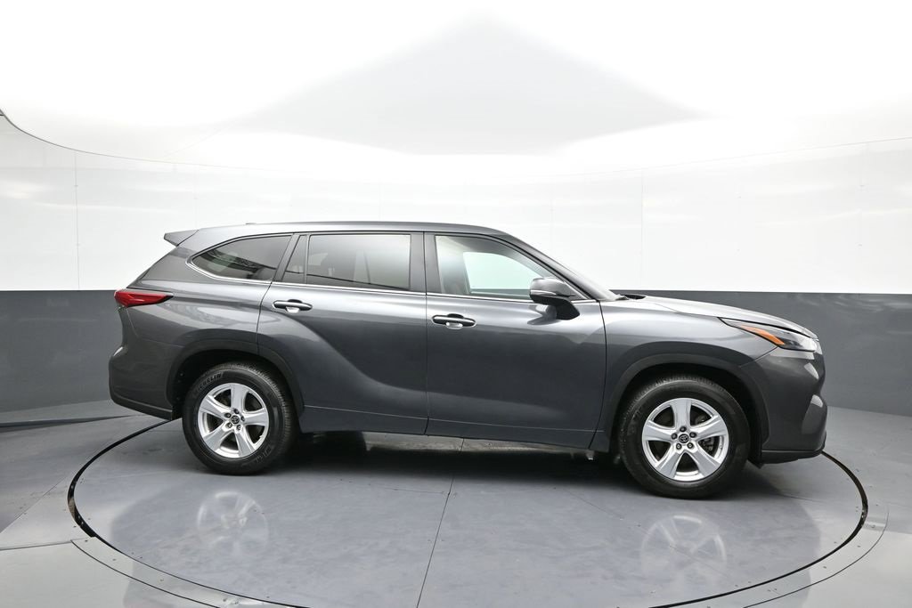 Certified 2023 Toyota Highlander L image 5