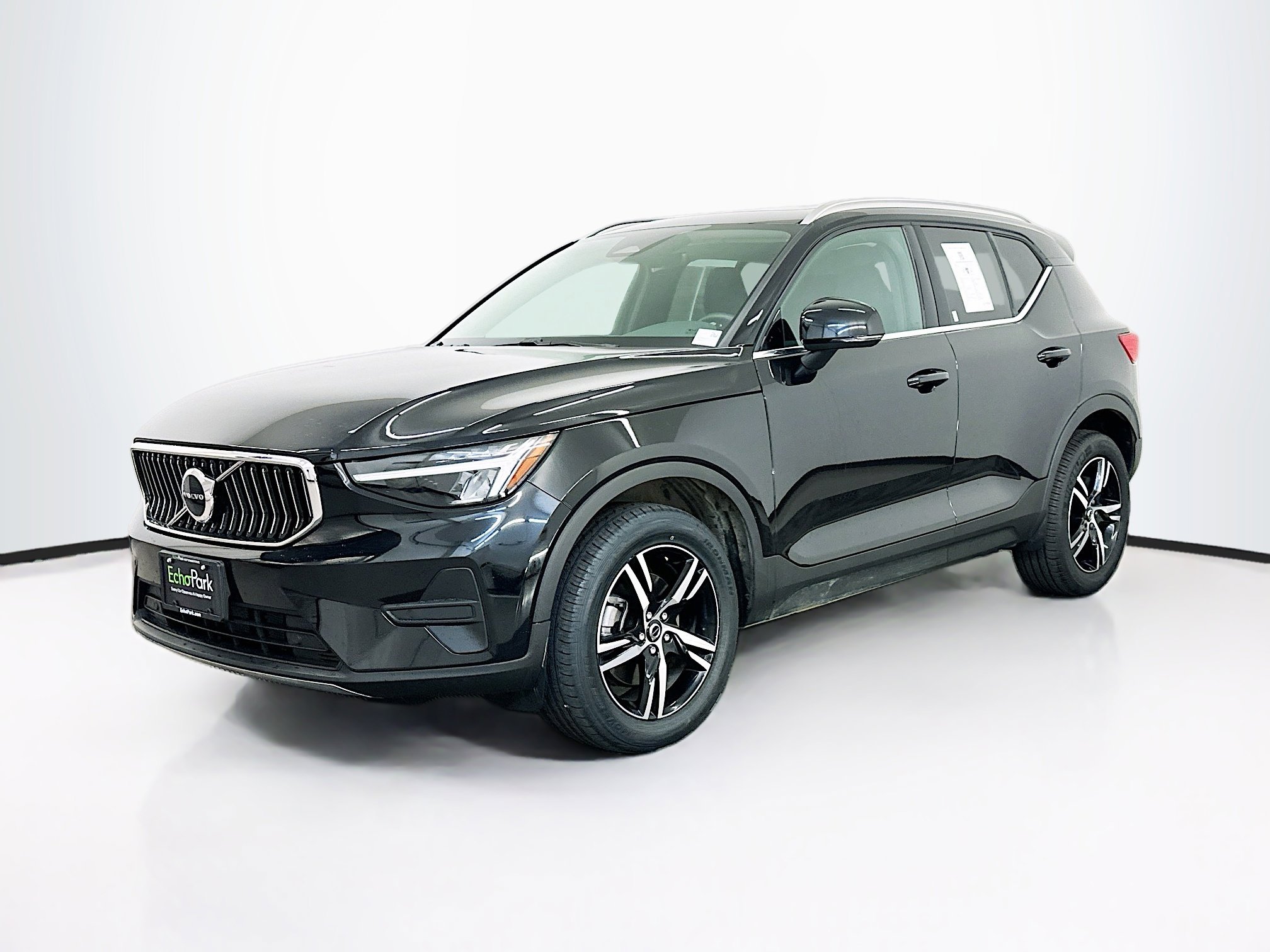Used 2025 Volvo XC40 B5 Core image 3
