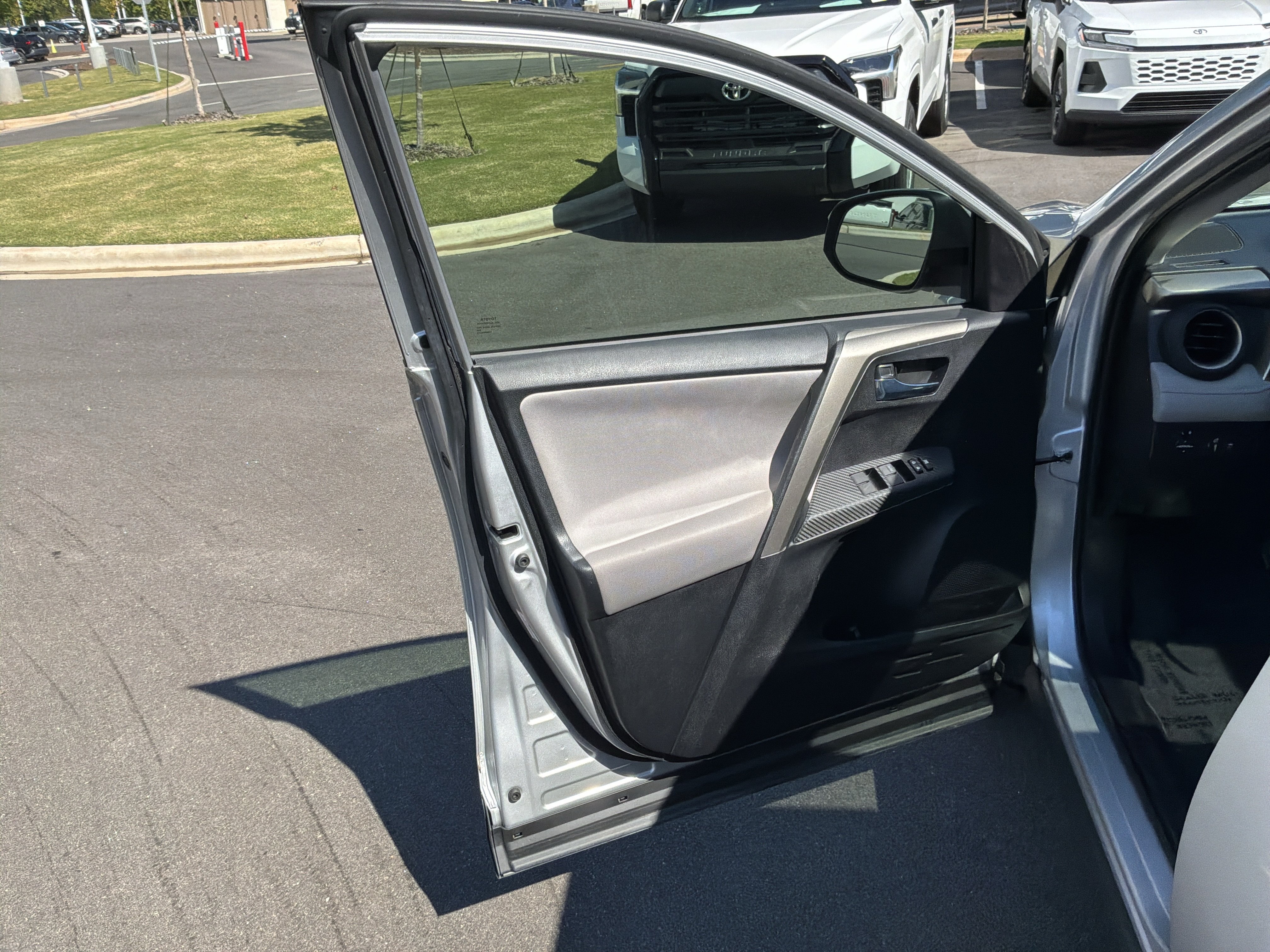 Used 2014 Toyota RAV4 XLE FWD image 14