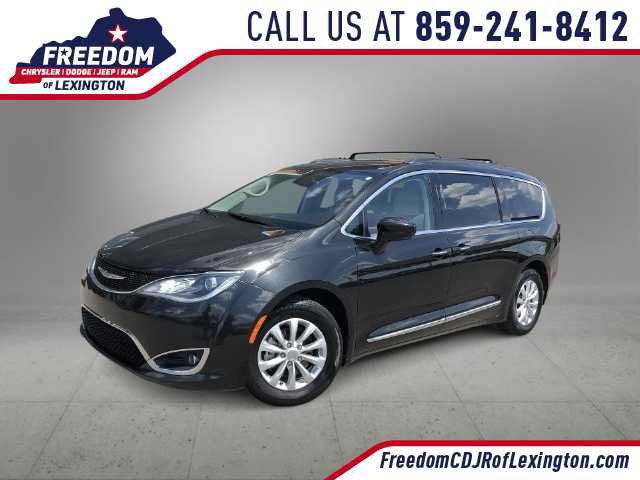 Used 2017 Chrysler Pacifica Touring-L FWD image 1