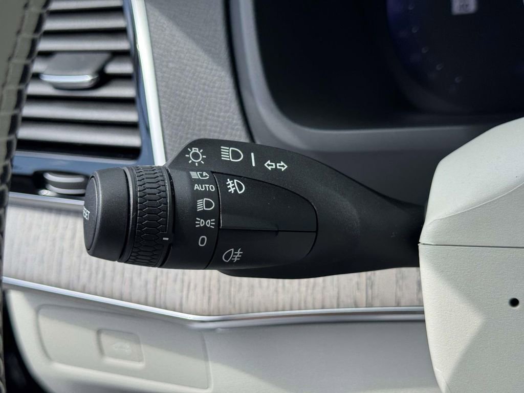 Used 2025 Volvo XC90 B6 Plus w/ Protection Package image 23