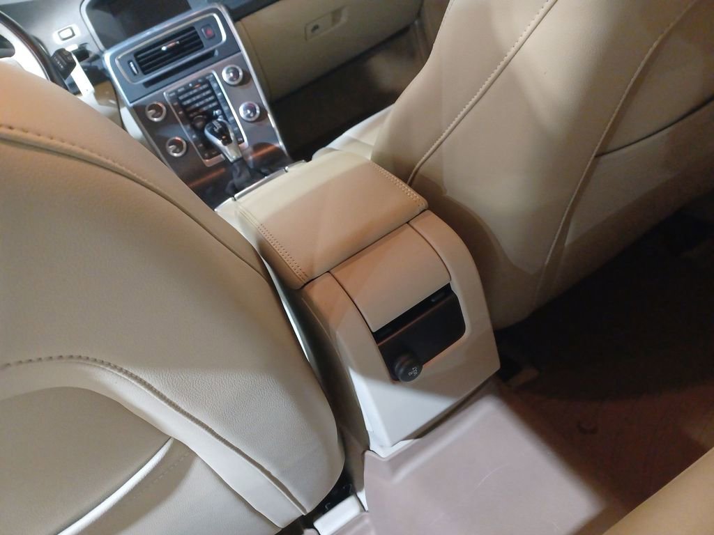 Used 2015 Volvo V60 T5 Premier image 23