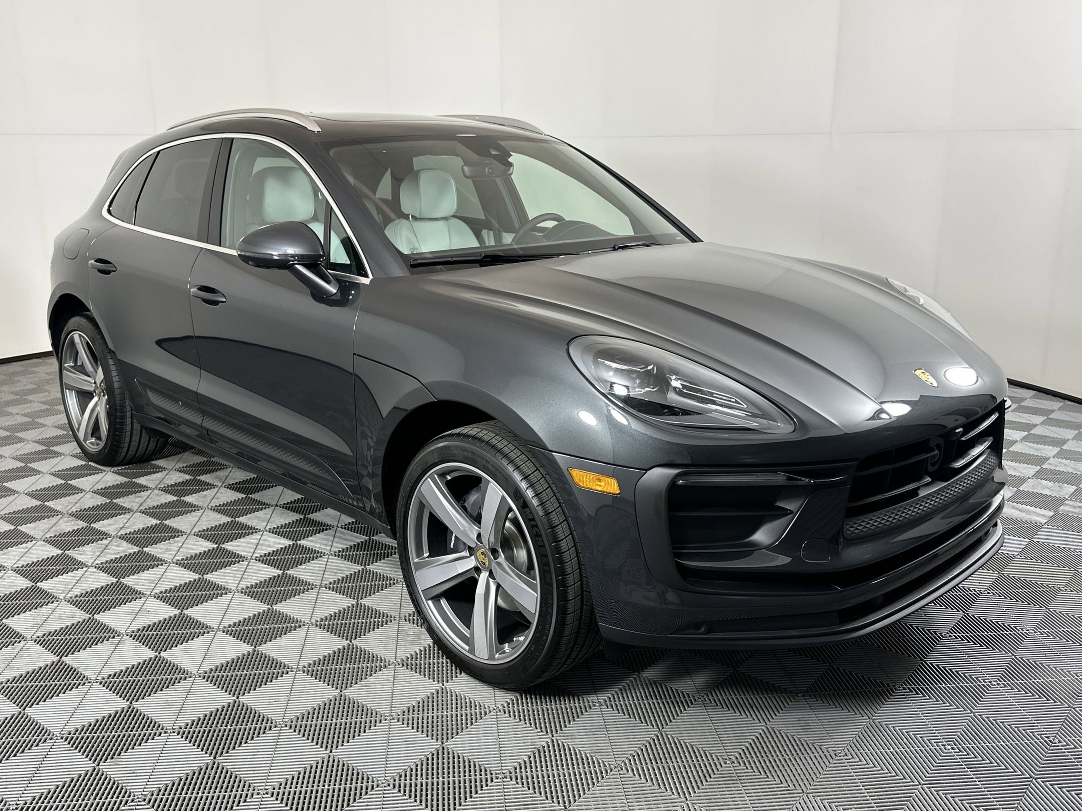 Certified 2025 Porsche Macan image 26