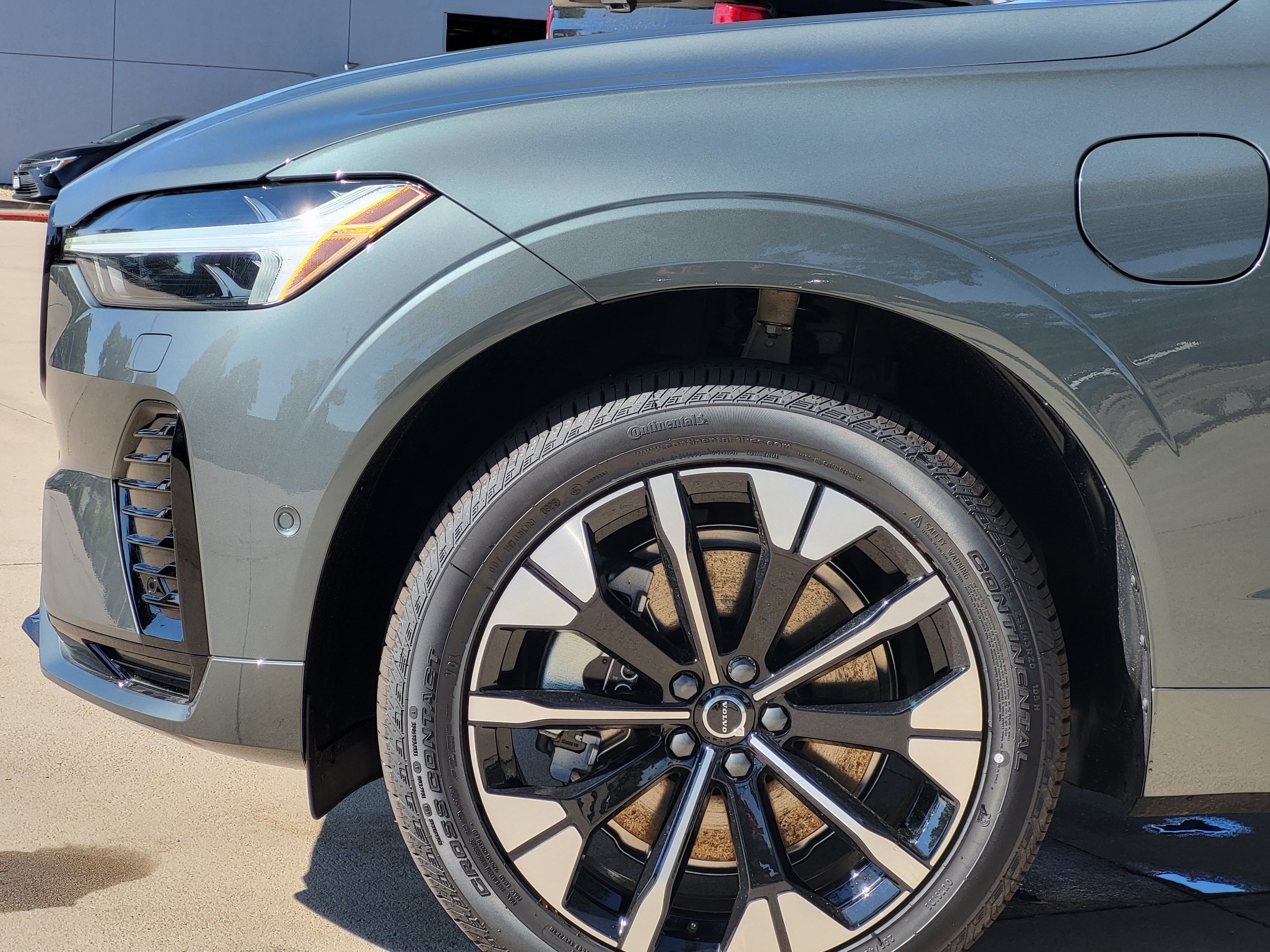 New 2026 Volvo XC60 T8 Plus w/ Protection Package Premier AWD/4WD image 6
