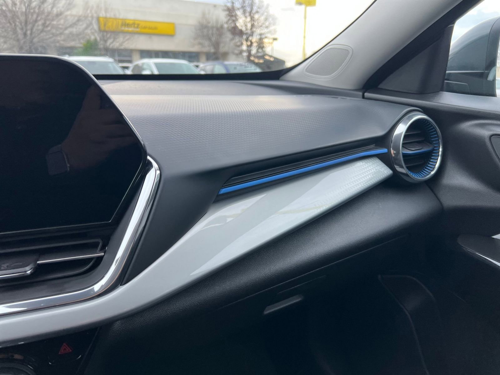 Used 2025 Chevrolet Trax LT image 33