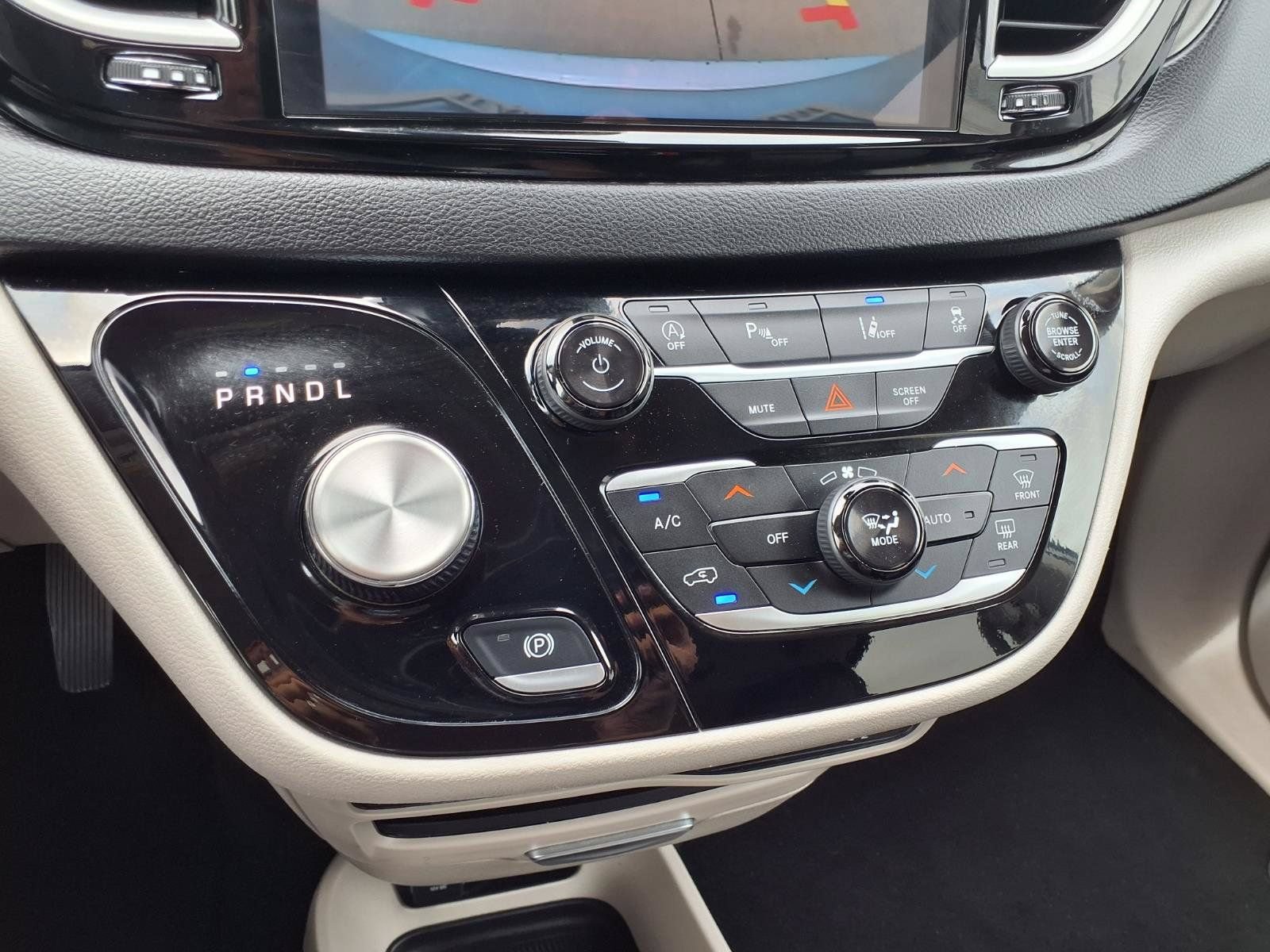 Used 2024 Chrysler Pacifica Touring-L FWD image 20
