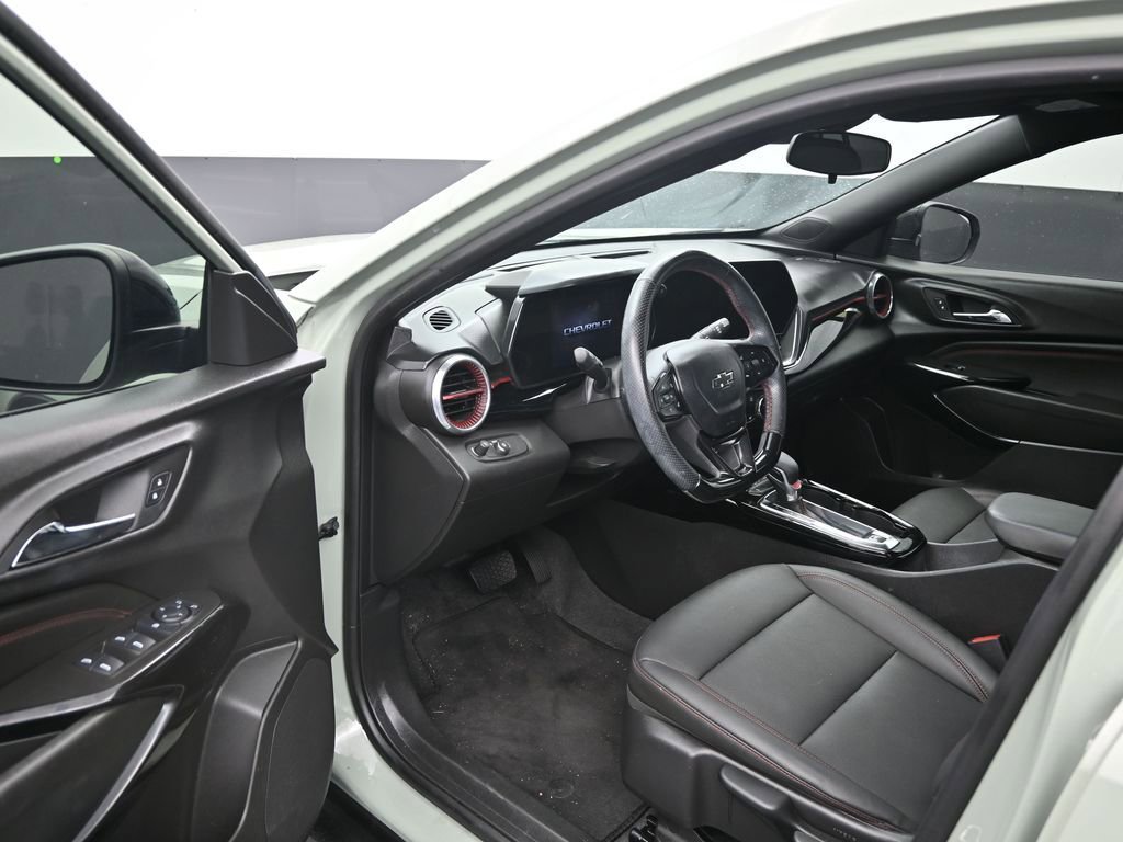 Used 2024 Chevrolet Trax RS w/ Sunroof Package FWD image 10