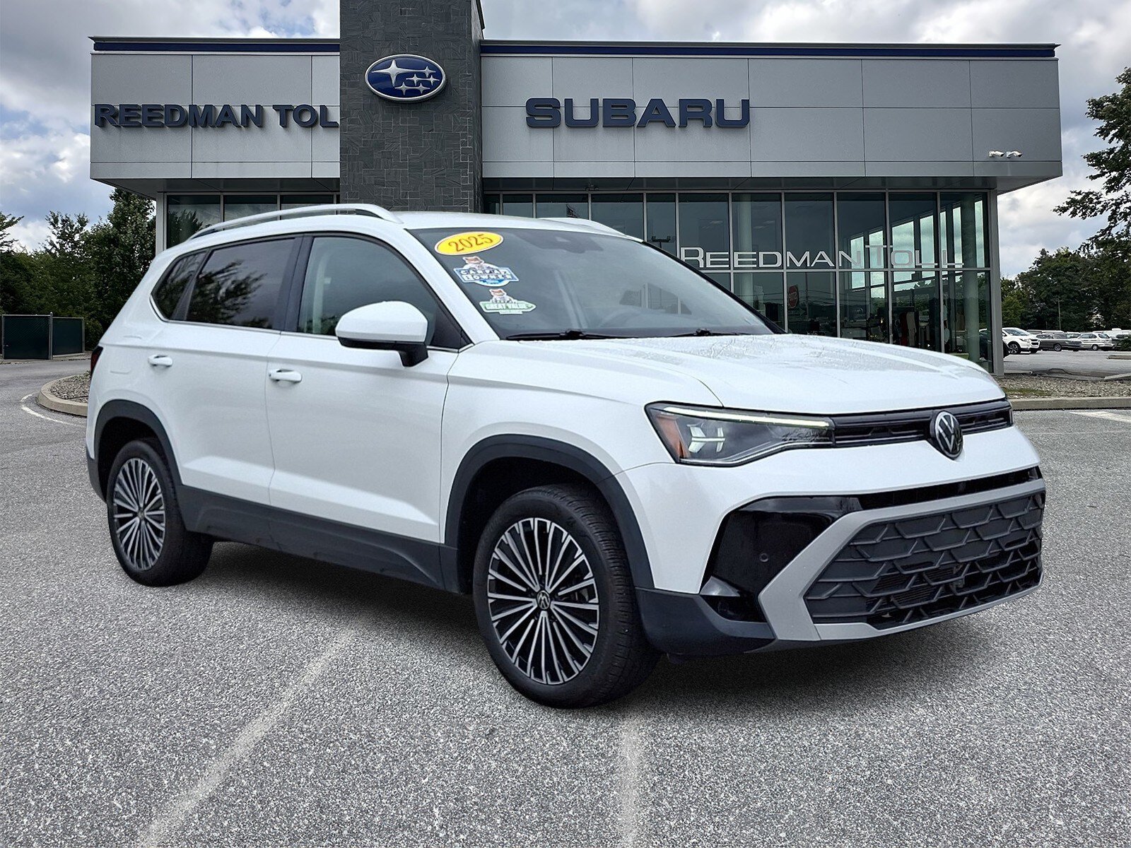 Used 2025 Volkswagen Taos SE FWD image 1