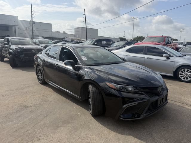 Used 2022 Toyota Camry SE FWD image 3