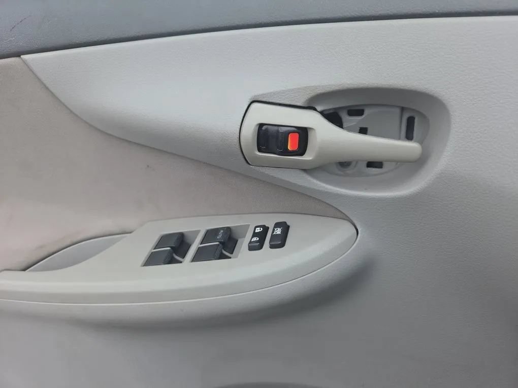 Used 2013 Toyota Corolla L FWD image 15