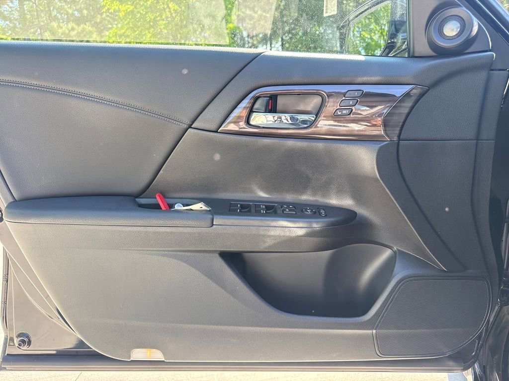 Used 2016 Honda Accord Touring image 14