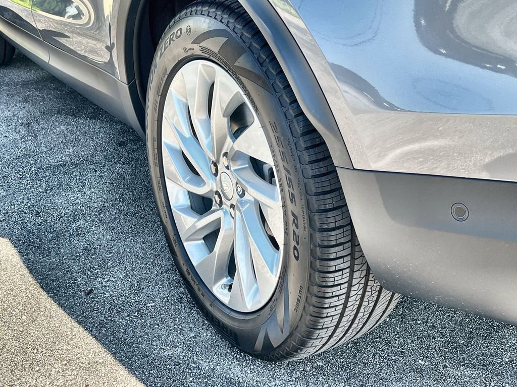 Used 2025 Land Rover Discovery S image 11