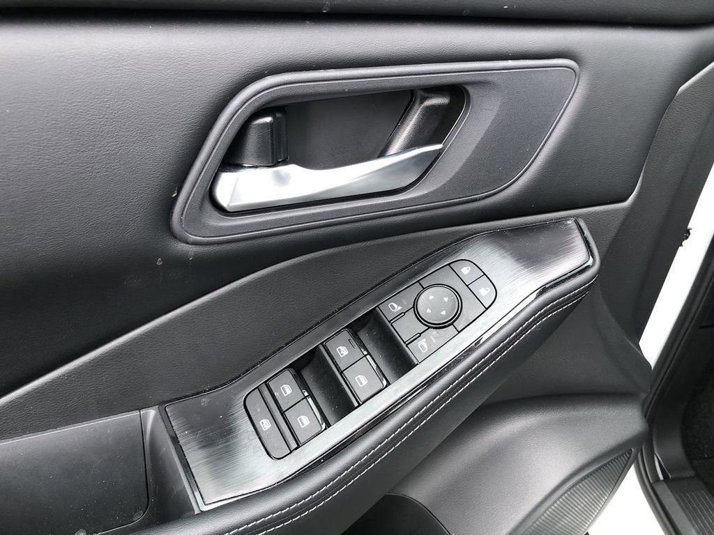 Used 2026 Nissan Rogue SV AWD/4WD image 13