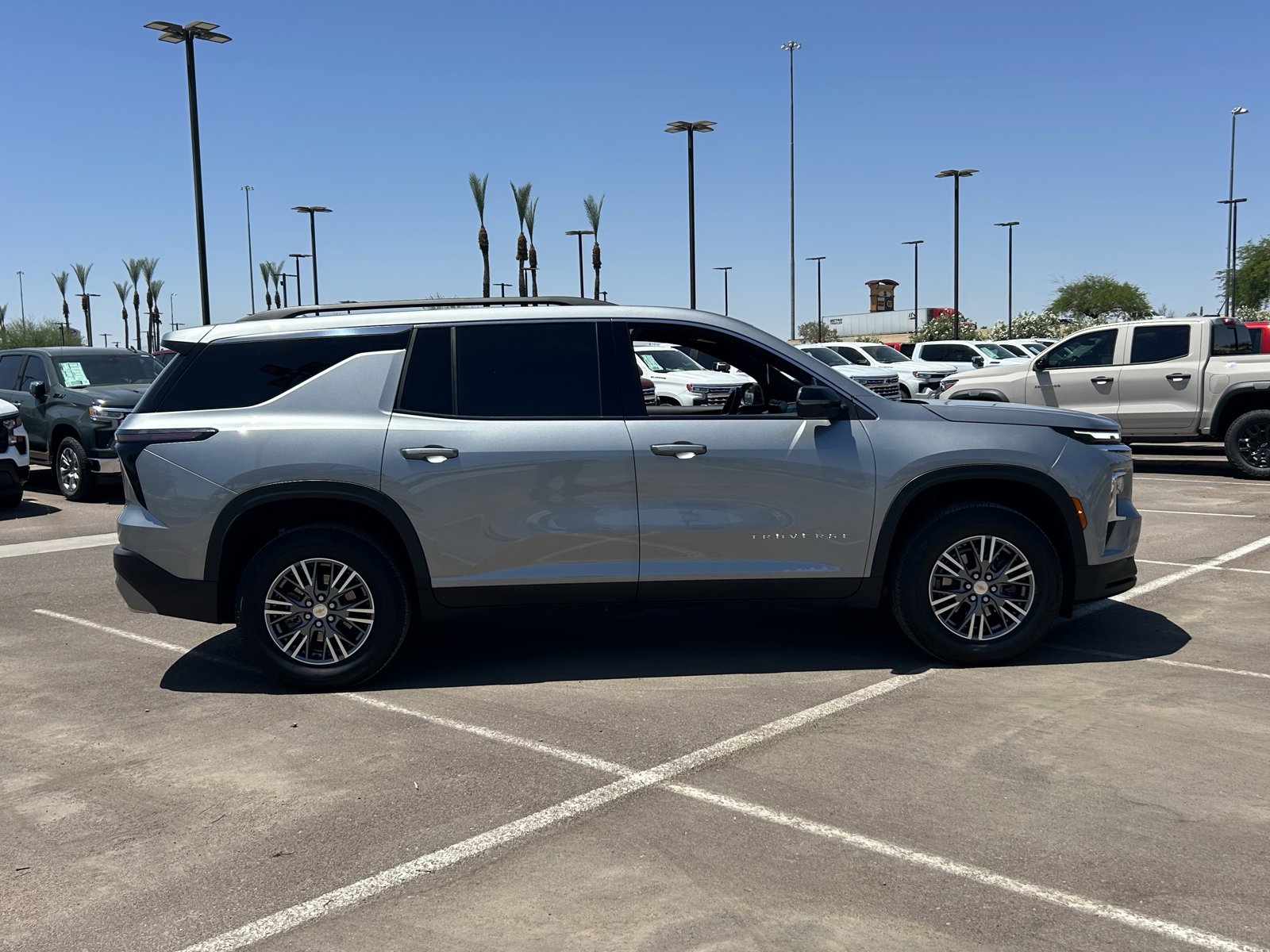 Certified 2025 Chevrolet Traverse LT FWD image 6
