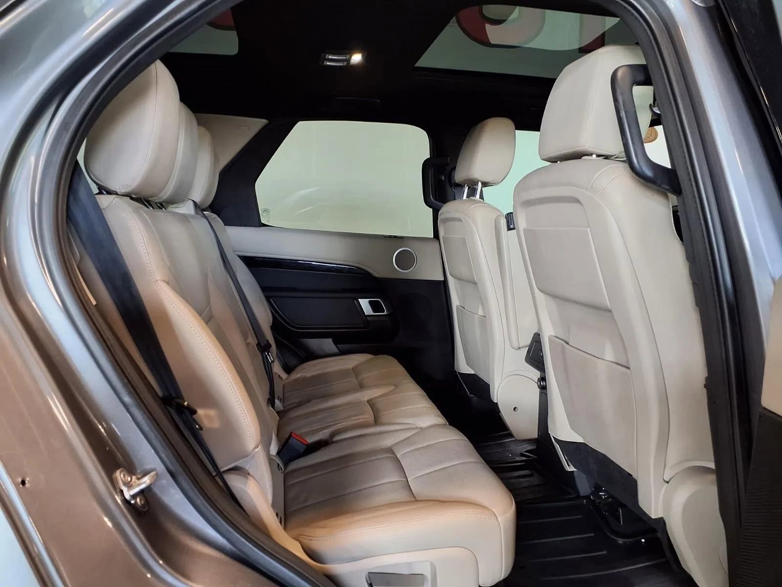 Used 2018 Land Rover Discovery SE image 11