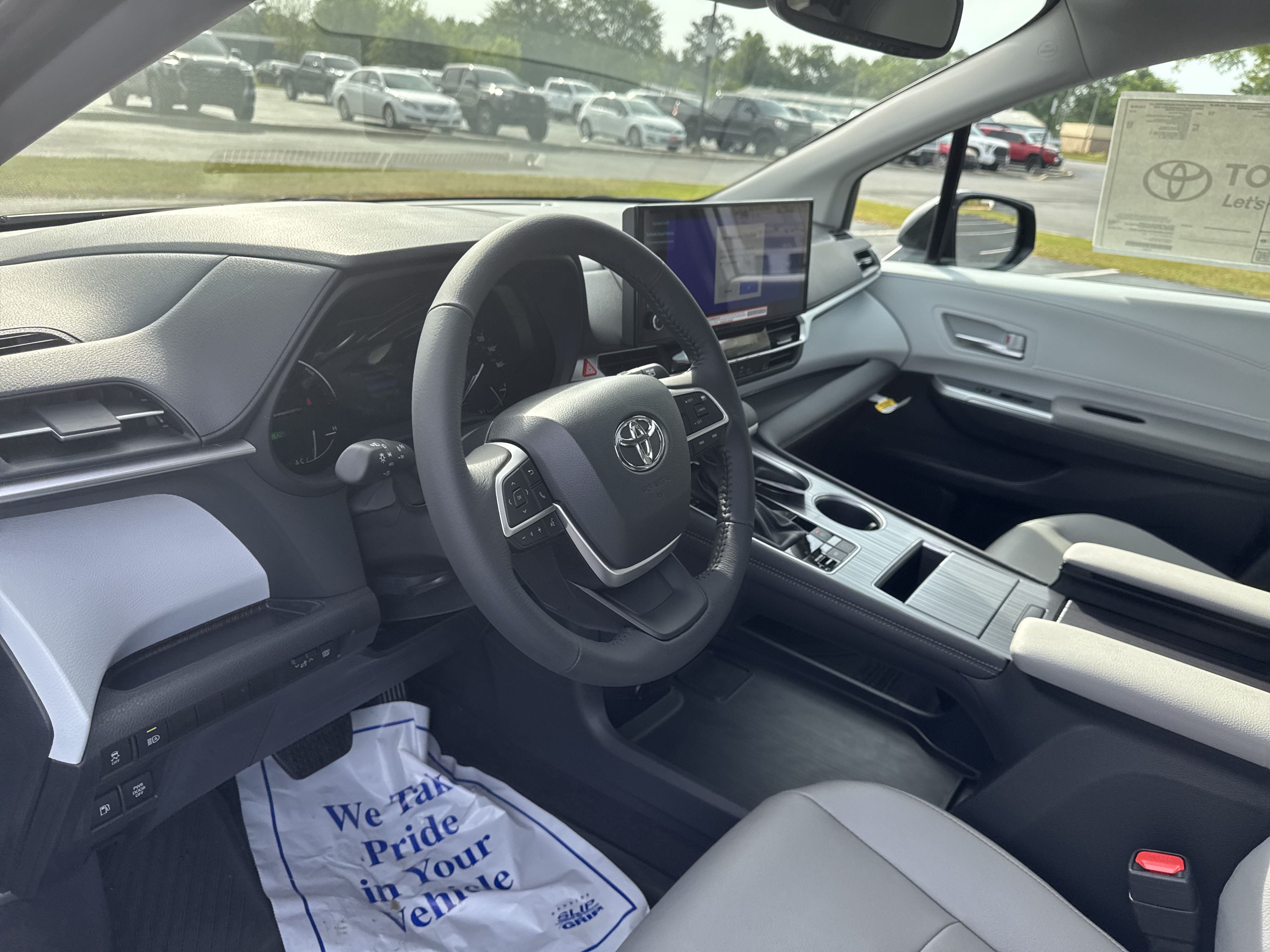 New 2025 Toyota Sienna XLE FWD image 16
