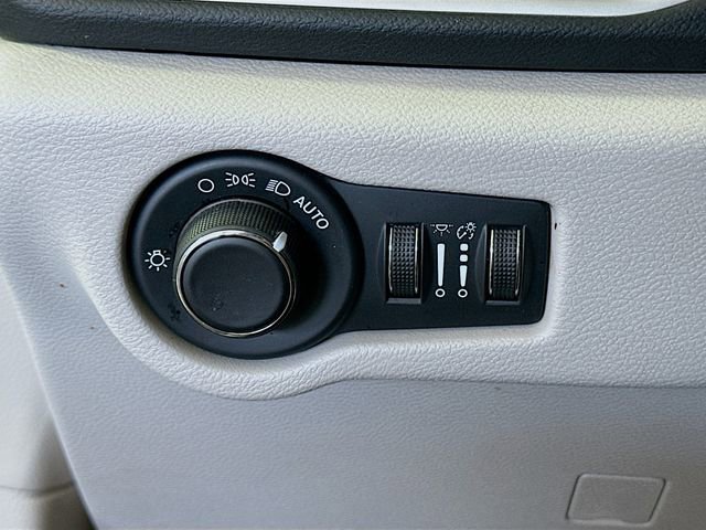 Used 2022 Chrysler Voyager LX image 11