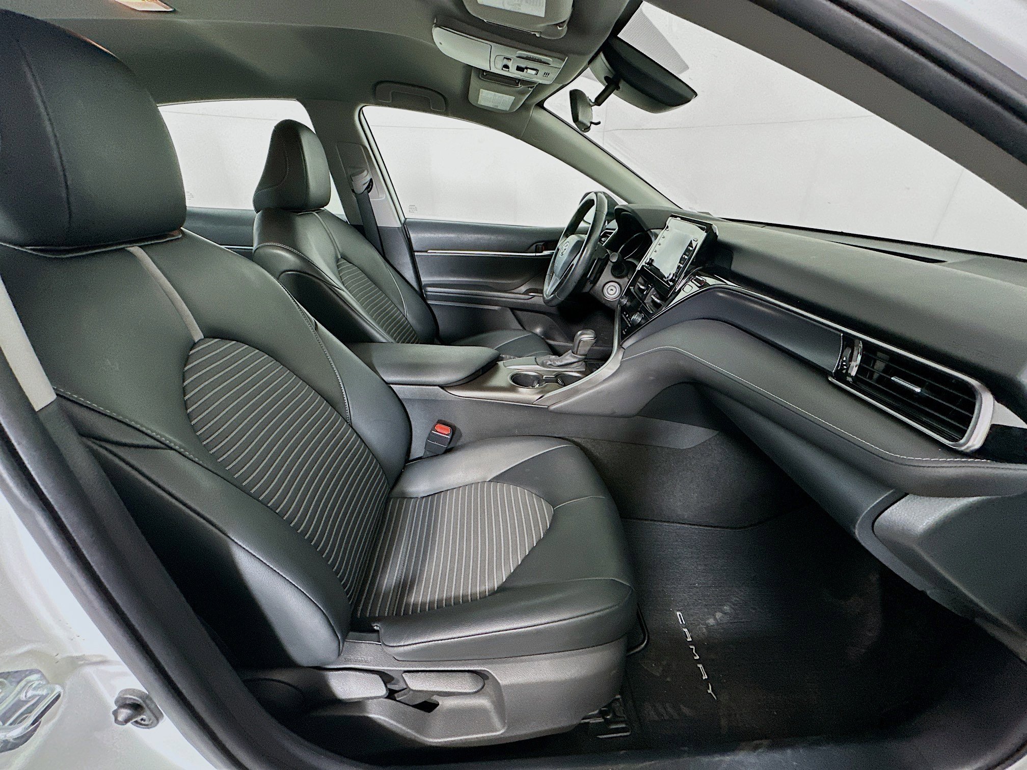 Used 2021 Toyota Camry SE w/ Carpet Mat Package (TMS) image 29