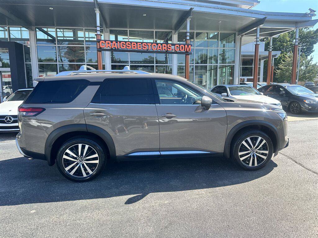 Used 2025 Nissan Pathfinder Platinum FWD image 2