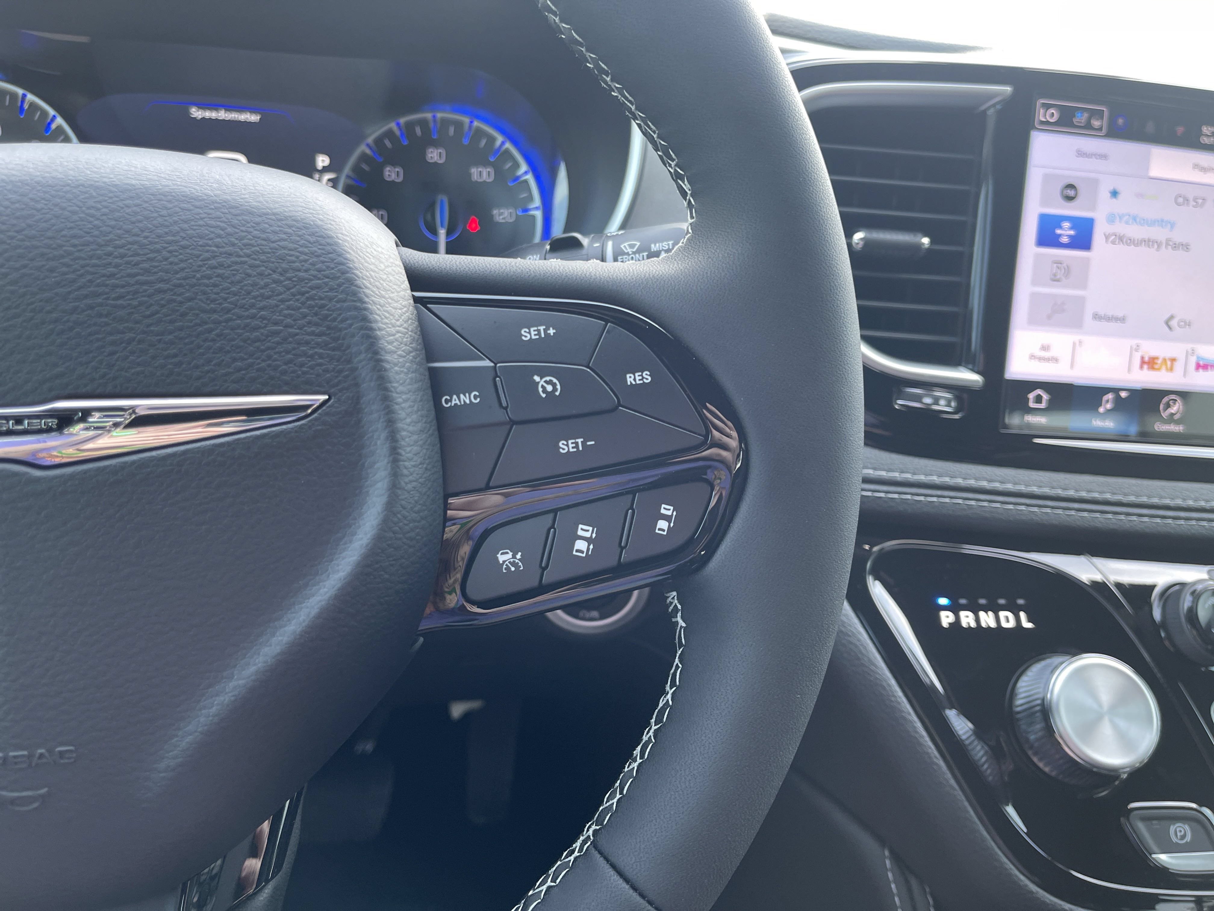 New 2025 Chrysler Pacifica Limited FWD image 18
