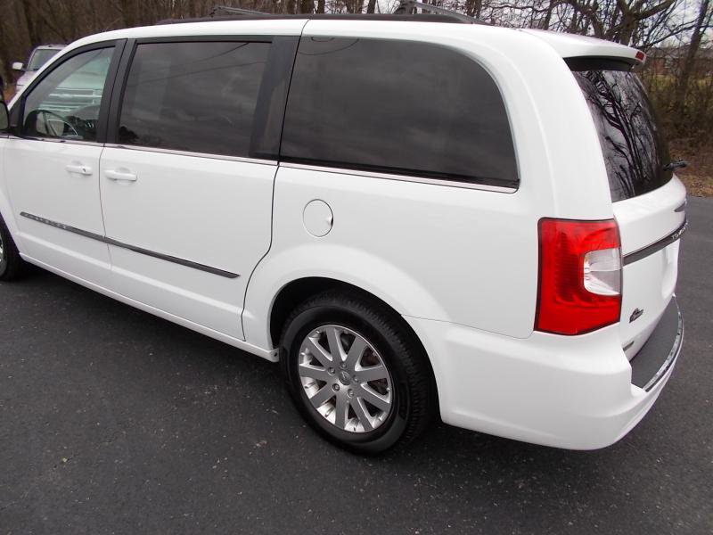 Used 2016 Chrysler Town & Country Touring image 5