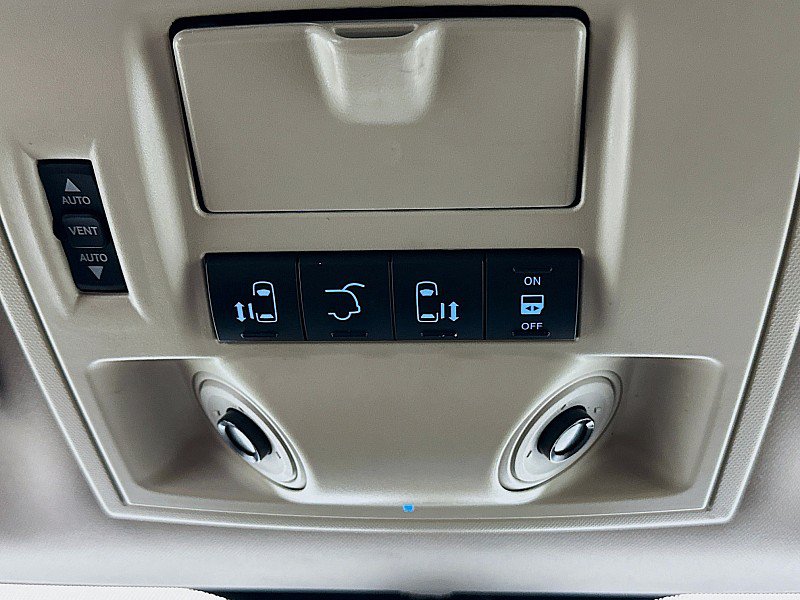 Used 2013 Chrysler Town & Country Limited w/ Luxury Group FWD image 21