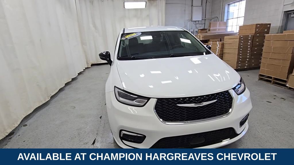 Used 2024 Chrysler Pacifica Touring-L FWD image 3