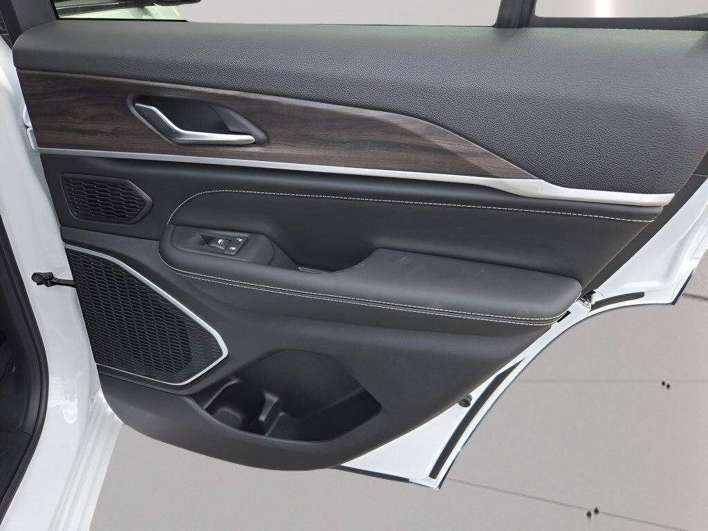 New 2027 Jeep Grand Cherokee Limited AWD/4WD image 10