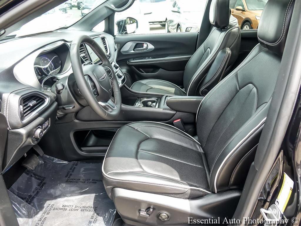 Used 2026 Chrysler Pacifica Limited FWD image 10