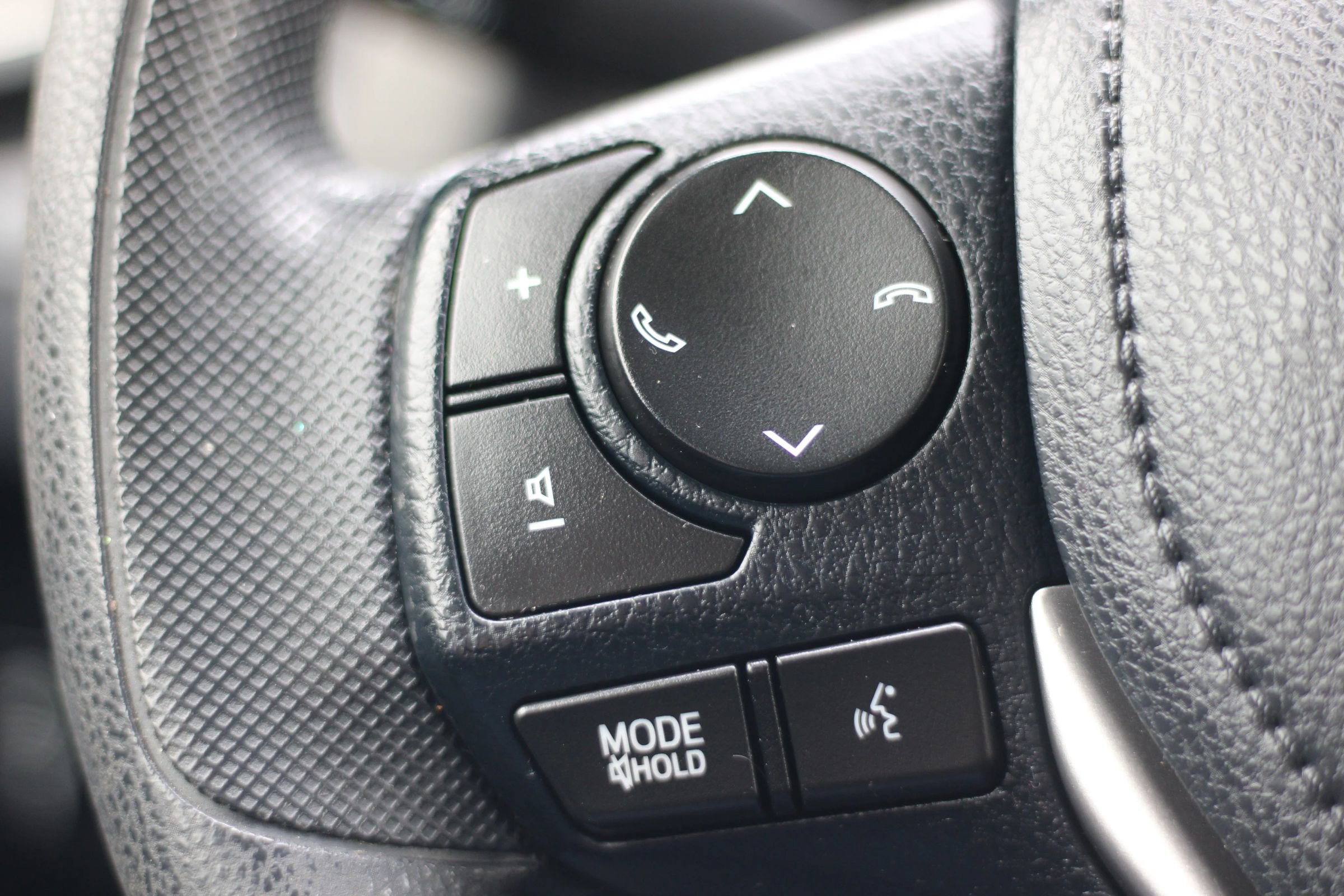 Used 2018 Toyota RAV4 LE FWD image 16
