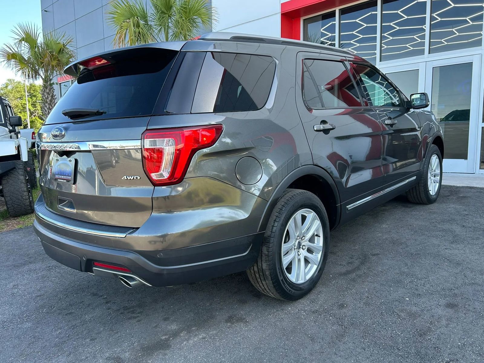 Used 2018 Ford Explorer XLT w/ Equipment Group 202A AWD/4WD image 4