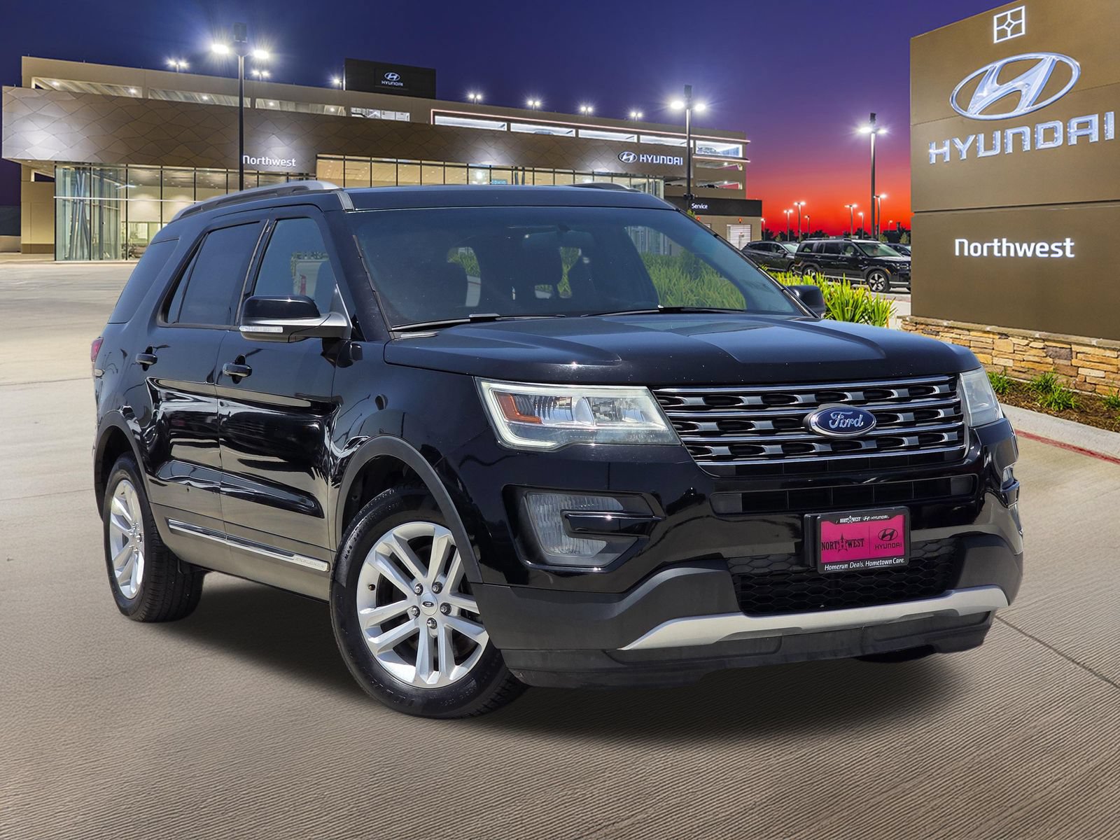Used 2017 Ford Explorer XLT FWD image 3