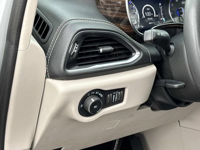 Used 2024 Chrysler Pacifica Limited image 3