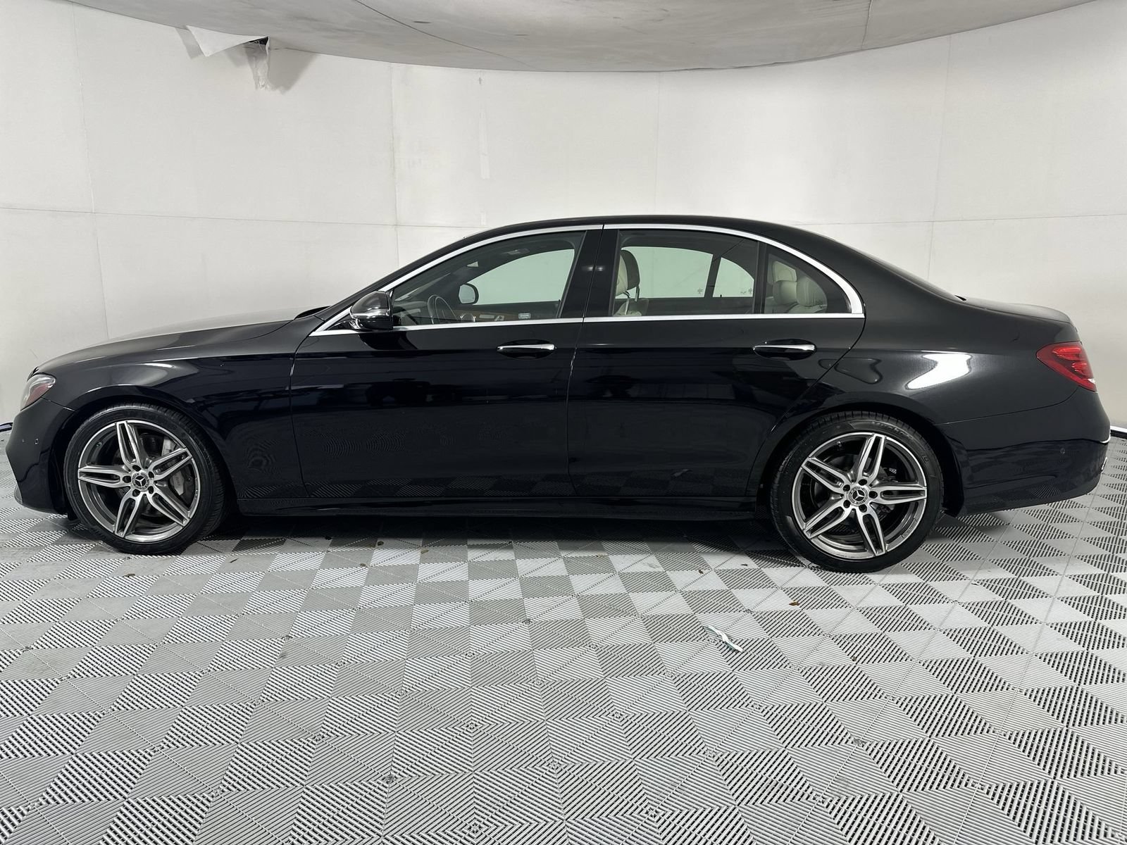Used 2018 Mercedes-Benz E 300 image 5