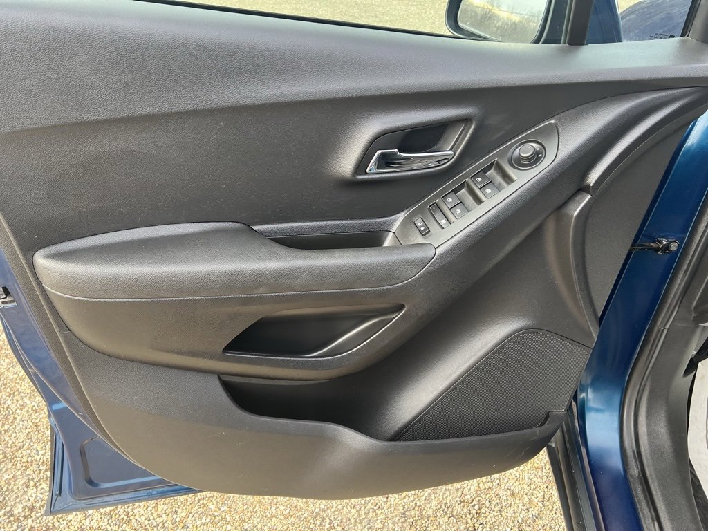 Used 2020 Chevrolet Trax LT w/ LT Convenience Package image 24