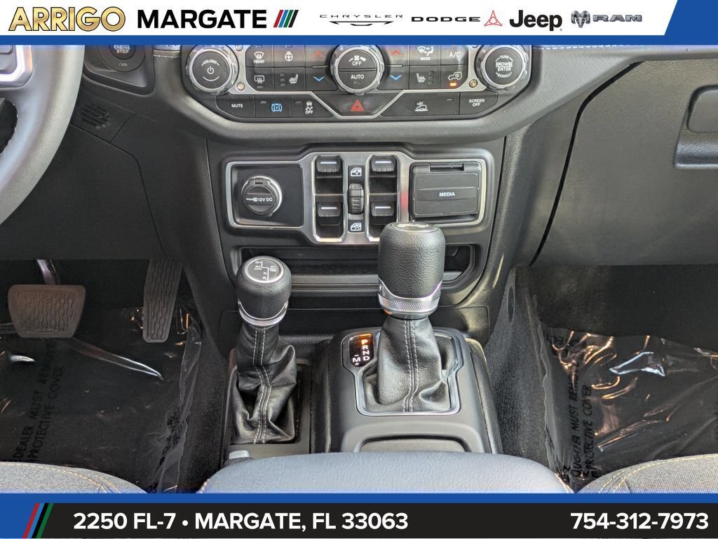 Used 2025 Jeep Wrangler Unlimited Sahara AWD/4WD image 19