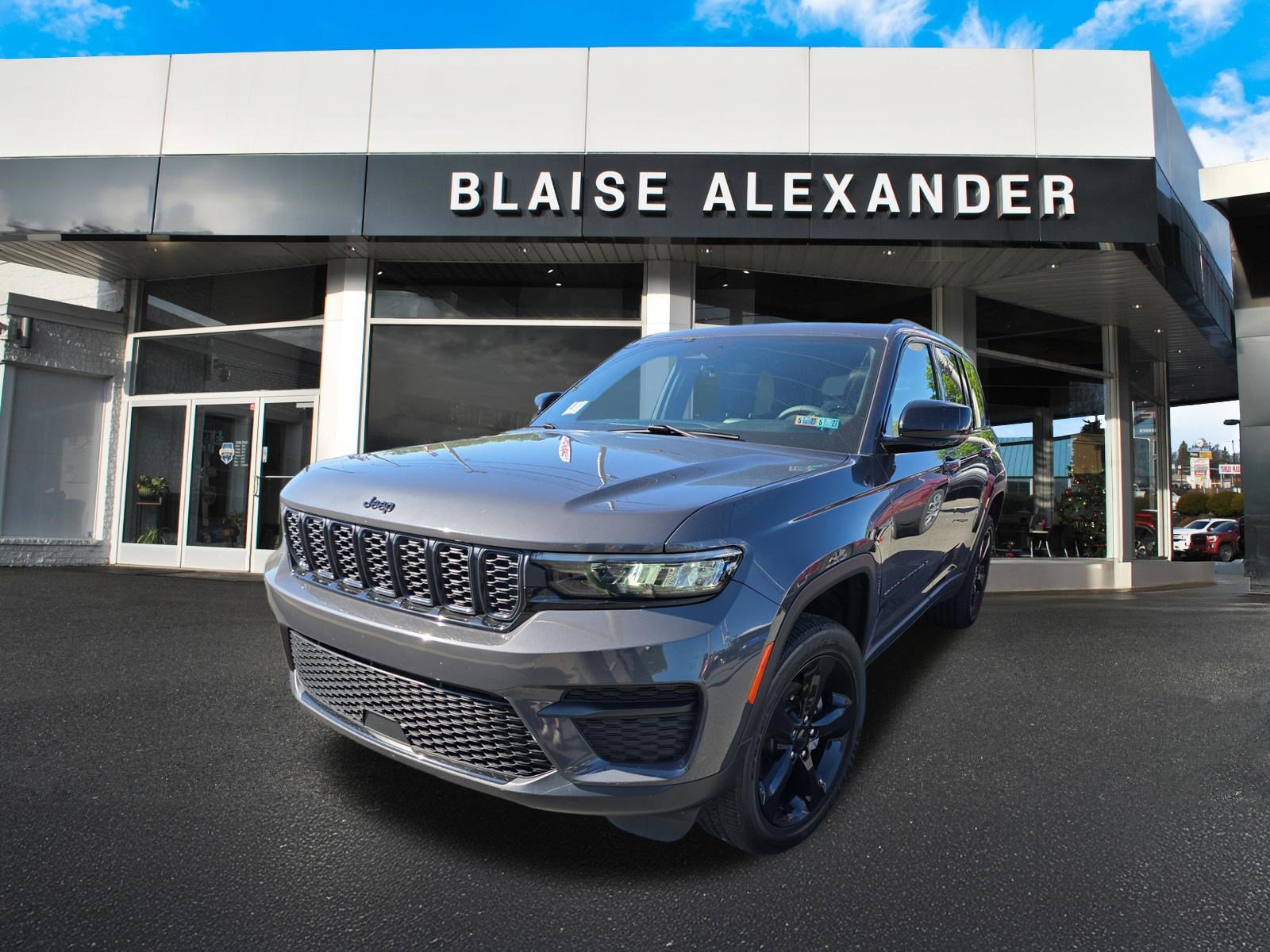 Used 2024 Jeep Grand Cherokee Altitude AWD/4WD image 8