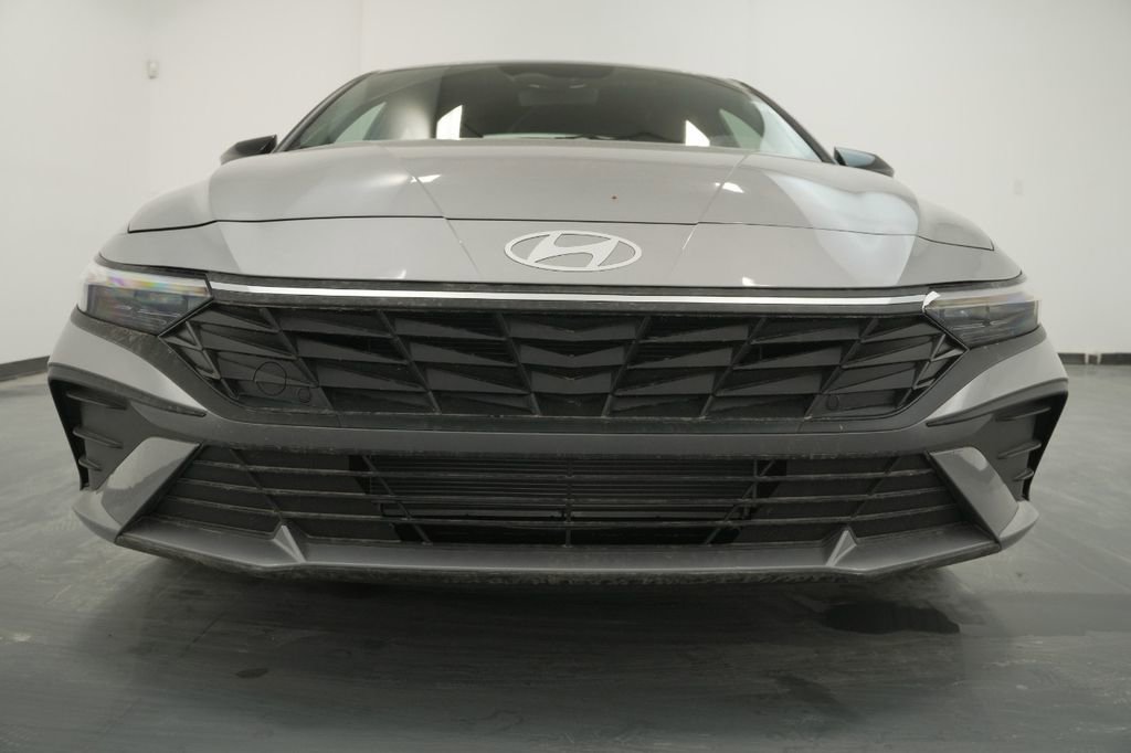 Certified 2025 Hyundai Elantra Sport image 12