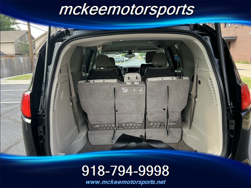 Used 2018 Chrysler Pacifica Touring-L FWD image 4